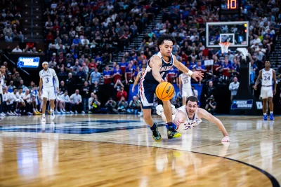 Gonzaga Bulldog's guard Ryan Nembhard vs Kansas Jayhawks' guard Nicolas Timberlake Kansas. Photo: Joe Oliver.