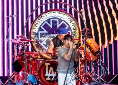 Anthony Kiedis of the Red Hot Chili Peppers sings on the mic center stage just in front of drummer Chad Smith. Photo: @lmsorenson