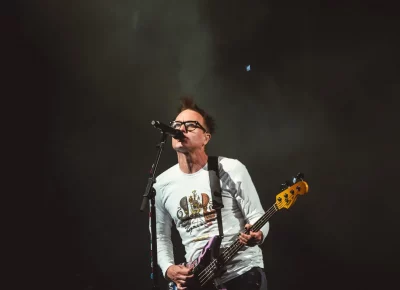 Mark Hoppus is as sassy as ever on stage.
